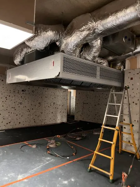 Installation d'une hotte de cuisine professionnelle avec ses gaines d'extraction