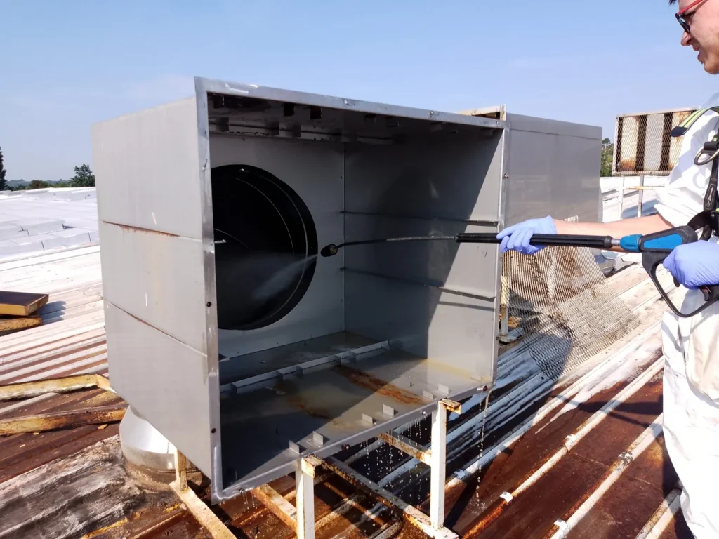 Entretien d'un caisson d'extraction VMC en toiture