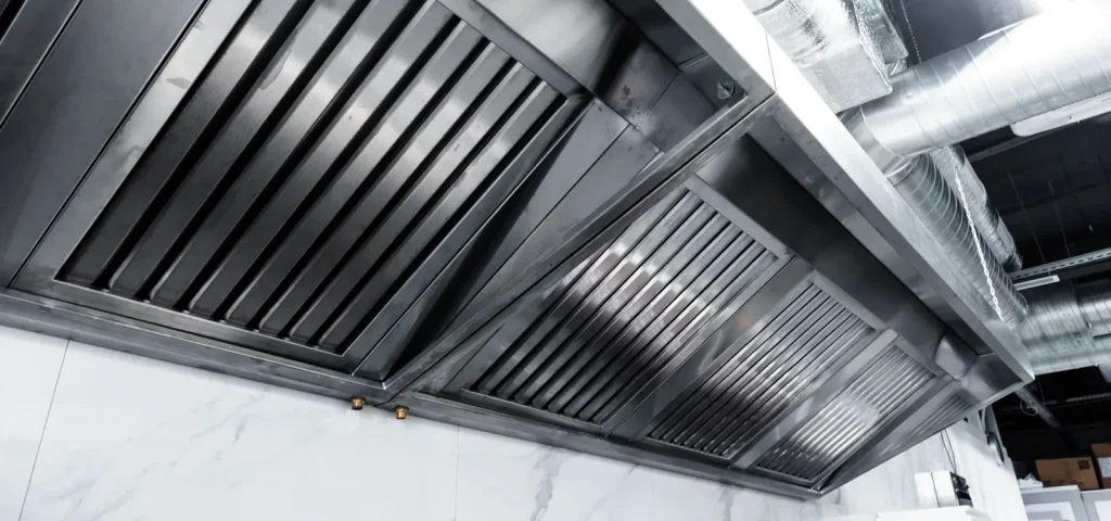 Hotte inox de restaurant et ses filtres à graisse