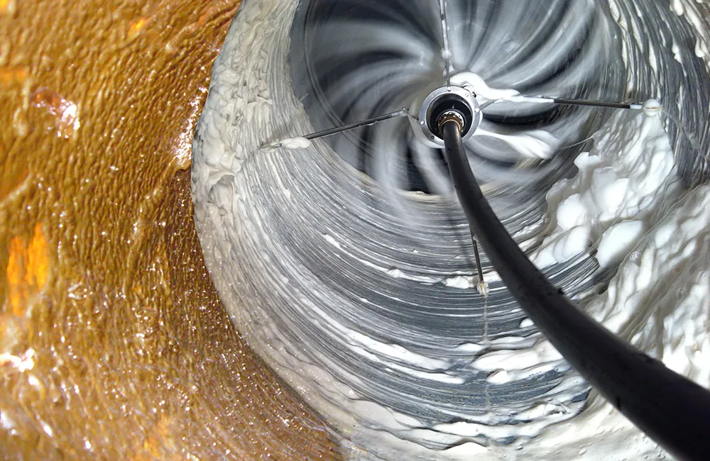Nettoyage de gaine d'extraction à la brosse rotative